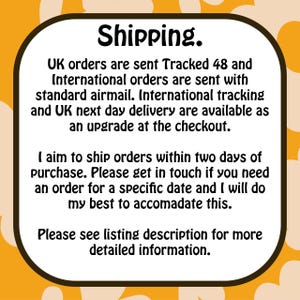 K&ouml;nnte beinhalten: Eine quadratische Grafik mit abgerundeten Ecken und einem dunkelbraunen Rand auf orangefarbenem Hintergrund. Der Text lautet: Shipping. UK orders are sent Tracked 48 and International orders are sent with standard airmail. International tracking and UK next day delivery are available as an upgrade at the checkout. I aim to ship orders within two days of purchase. Please get in touch if you need an order for a specific date and I will do my best to accomodate this. Please see listing description for more detailed information.