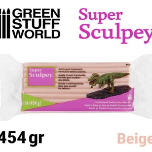 Op de afbeelding: Een verpakking van 454 gram beige Super Sculpey oven-bakklei. De verpakking toont een dinosaurusbeeldje gemaakt met de klei. De tekst op de verpakking luidt "Super Sculpey" en "Professionele kwaliteit oven-bakklei".