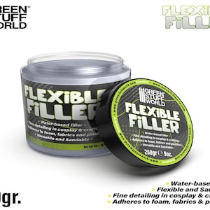 Pode incluir: Um recipiente preto e verde de Green Stuff World Flexible Filler, um enchimento à base de água para detalhes finos em cosplay e artesanato. O recipiente é etiquetado com o nome do produto e uma descrição dos usos do produto. O recipiente contém 250 gramas.