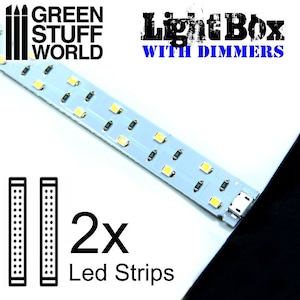 Op de afbeelding: Twee witte LED-lichtstrips met een micro-USB-connector aan het einde. De strips zijn gelabeld met "2x Led Strips". De tekst "Light Box with Dimmers" staat in de rechterbovenhoek van de afbeelding.