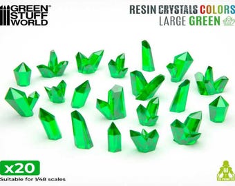Puede incluir: Una colección de veinte cristales de resina verde grandes en varias formas, adecuados para modelos a escala 1/48. Los cristales son facetados y translúcidos, con el texto "RESIN CRYSTALS COLORS LARGE GREEN" y "x20".