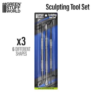Pu&ograve; includere: Un set di tre strumenti per la scultura in una confezione blu e bianca. Gli strumenti sono in metallo e hanno forme diverse. La confezione riporta la scritta "Sculpting Tool Set" e "Green Stuff World".