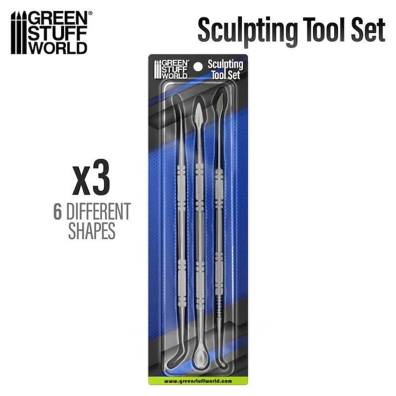 Pu&ograve; includere: Un set di tre strumenti per la scultura in una confezione blu e bianca. Gli strumenti sono in metallo e hanno forme diverse. La confezione riporta la scritta "Sculpting Tool Set" e "Green Stuff World".