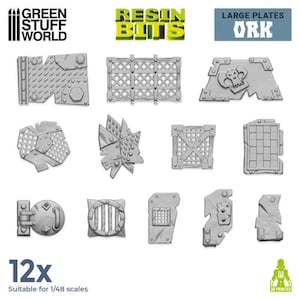 Puede incluir: Un conjunto de 12 piezas de resina gris, adecuadas para modelos a escala 1/48. El conjunto incluye varias placas y paneles con diseños industriales y mecánicos, incluyendo un emblema de calavera. El texto "GREEN STUFF WORLD" y "RESIN BITS" son visibles.
