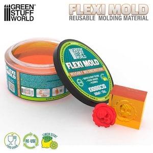 Puede incluir: Un recipiente de plástico transparente con material de moldeo flexible de color naranja y una tapa negra. La tapa tiene el texto "GREEN STUFF WORLD FLEXI MOLD REUSABLE MOLDING MATERIAL" impreso en ella. El recipiente está etiquetado con "500ml e 17oz.". Hay tres iconos debajo del recipiente: un vaso con un tenedor y un cuchillo, un círculo verde con la palabra "RE-USE" en blanco y un limón con el texto "LEMON SCENT".