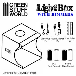 Op de afbeelding: Een witte lichtbox met een zwarte omtrek en de tekst "Green Stuff World" aan de zijkant. De lichtbox is 21 cm bij 21 cm bij 21 cm. Het wordt geleverd met twee micro-USB-kabels, twee USB-dimmers, twee LED-strips en twee achtergronden: een witte EVA-achtergrond en een zwarte stoffen achtergrond.