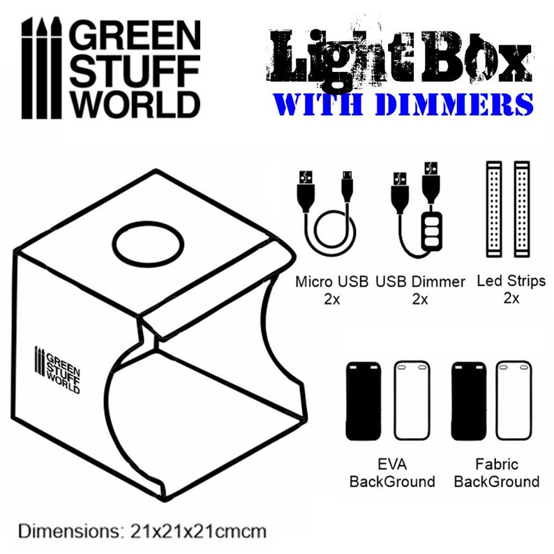 Op de afbeelding: Een witte lichtbox met een zwarte omtrek en de tekst "Green Stuff World" aan de zijkant. De lichtbox is 21 cm bij 21 cm bij 21 cm. Het wordt geleverd met twee micro-USB-kabels, twee USB-dimmers, twee LED-strips en twee achtergronden: een witte EVA-achtergrond en een zwarte stoffen achtergrond.