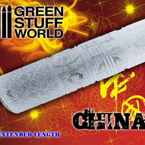 Può includere: Mattarello bianco di lunghezza estesa, con un design dettagliato di caratteri e motivi cinesi. Il mattarello è su uno sfondo rosso con un motivo a stella dorata e la parola "CINA" in lettere nere.