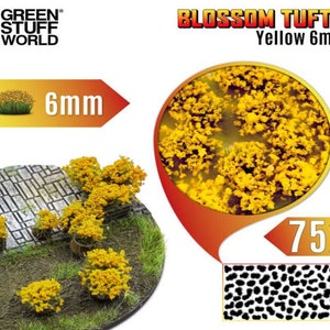 Peut inclure: Un paquet de 75 touffes de fleurs jaunes de 6 mm pour le modélisme ferroviaire ou les jeux miniatures. Les touffes sont faites d'un matériau doux et moelleux et sont parfaites pour ajouter une touche de réalisme à votre décor. L'image montre un gros plan des touffes, ainsi qu'un exemple de leur aspect lorsqu'elles sont utilisées sur un modèle.