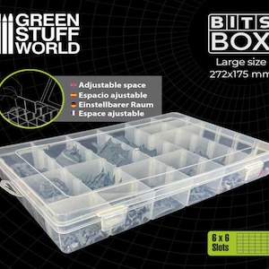 Può includere: Una scatola di contenimento in plastica trasparente con coperchio rimovibile e divisori regolabili. La scatola è etichettata "BITS BOX" e ha una dimensione di 272x175 mm. La scatola ha 36 scomparti ed è etichettata "6x6 Slots".