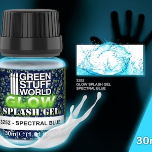 Può includere: Un flacone da 30 ml di gel fluorescente Green Stuff World Glow Splash Gel in blu spettrale. Il flacone è trasparente e mostra il gel blu all'interno. L'etichetta riporta il logo Green Stuff World e il nome del prodotto.