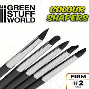 Peut inclure: Ensemble de cinq outils de sculpture en silicone noir avec des manches argentés. Les outils ont différentes formes pour sculpter l'argile. Les outils sont étiquetés "Firm #2 Size" et "Colour Shapers".