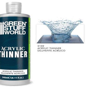 Może przedstawiać: Przezroczysta plastikowa butelka z rozcieńczalnikiem akrylowym Green Stuff World. Butelka jest oznakowana nazwą produktu i logo Green Stuff World. Butelka zawiera 240 ml rozcieńczalnika.