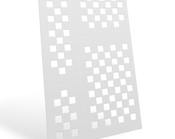 Può includere: Uno stencil rettangolare bianco con un motivo a griglia di ritagli quadrati. Lo stencil è diviso in quattro sezioni, ciascuna con una diversa disposizione delle aperture quadrate. Il design è pulito e moderno, adatto a vari progetti artigianali.