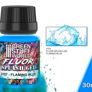 Könnte beinhalten: Eine 30 ml Flasche Green Stuff World Fluor Splash Gel in der Farbe Flaming Blue. Die Flasche hat einen schwarzen Verschluss und ein klares Etikett mit dem Green Stuff World Logo und dem Produktnamen.