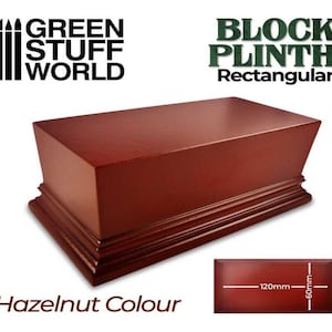 Könnte beinhalten: Ein rechteckiger Holzblocksockel in der Farbe Haselnuss. Er misst 120 mm x 60 mm.  "BLOCK PLINTH Rectangular" ist auf der Oberseite des Sockels aufgedruckt.