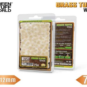 Könnte beinhalten: Zwei Packungen Wintergrasbüschel, 12 mm hoch, für Modelllandschaften. Die Verpackung zeigt das Logo "Green Stuff World" und Produktinformationen. Das Produkt ist für verschiedene Maßstäbe konzipiert, mit 75 Büscheln pro Packung.
