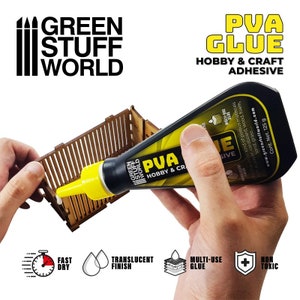 K&ouml;nnte beinhalten: Eine Flasche PVA-Kleber mit der Aufschrift "HOBBY & CRAFT ADHESIVE" wird zum Zusammenbau eines Holzmodells verwendet. Der Kleber ist gelb und durchscheinend. Das Bild zeigt auch Symbole f&uuml;r schnelles Trocknen, Mehrzweck und ungiftig.