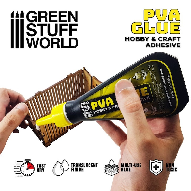 K&ouml;nnte beinhalten: Eine Flasche PVA-Kleber mit der Aufschrift "HOBBY & CRAFT ADHESIVE" wird zum Zusammenbau eines Holzmodells verwendet. Der Kleber ist gelb und durchscheinend. Das Bild zeigt auch Symbole f&uuml;r schnelles Trocknen, Mehrzweck und ungiftig.