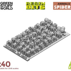 Puede incluir: Una lámina de 40 miniaturas de arañas de resina gris, aptas para modelos a escala 1/48. La lámina está etiquetada como "GSW20228 Ref. 12296" y "Animales Arañas".