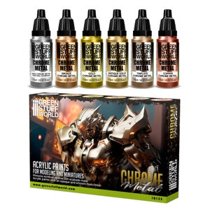 Pode incluir: Conjunto de seis frascos de 17 ml de tinta acrílica Green Stuff World Chrome Metal. As cores são: 2454 Chrome Metal, Bronze Chrome Metal, Gold Chrome Metal, Antique Gold Chrome Metal, Tinplate Chrome Metal e Copper Chrome Metal. Os frascos estão dispostos em fila sobre um fundo branco. A imagem também mostra uma caixa com uma ilustração de robô e o texto "Green Stuff World Chrome Metal".