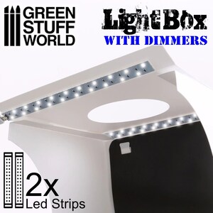 Op de afbeelding: Witte lichtbox met twee LED-strips, elk met een dimmer. De lichtbox heeft een zwarte binnenkant en een witte buitenkant. De tekst "Light Box with Dimmers" is in zwart op een witte achtergrond gedrukt. De tekst "2x Led Strips" is in zwart op een witte achtergrond gedrukt.