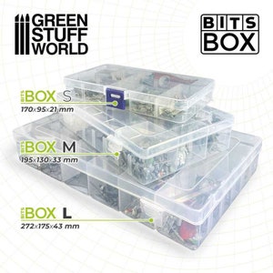 Op de afbeelding: Drie transparante plastic opbergdozen met deksels, gelabeld "BITS BOX S 170x95x21 mm", "BITS BOX M 195x130x33 mm" en "BITS BOX L 272x175x43 mm". De dozen zijn op elkaar gestapeld, met de grootste doos onderaan.