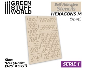 Può includere: Un foglio di stencil autoadesivi per creare motivi esagonali. Il foglio è beige e presenta diverse dimensioni di esagoni, che vanno dal piccolo al grande. Il foglio misura 9,5 cm per 14,5 cm. Il testo "Self-Adhesive Stencils HEXAGONS M (7mm) SERIE 1" è stampato sul foglio.