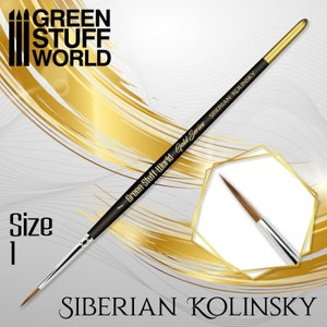 Op de afbeelding: Een zwart en gouden penseel met de tekst "Green Stuff World Gold Series Siberian Kolinsky" gedrukt op het handvat. Het penseel is maat 1 en wordt getoond tegen een witte en gouden achtergrond.