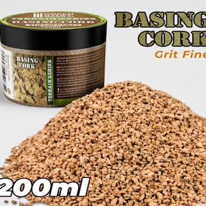 Könnte beinhalten: Ein 200 ml Glas mit feinen Korkgranulaten zum Basieren von Miniaturen. Das Glas ist mit "Basing Cork Grit Fine" beschriftet und gehört zur "Terrain Series".
