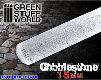 Puede incluir: Un rodillo de plástico transparente con textura de adoquines. El rodillo tiene un diámetro de 15 mm y está etiquetado como "Cobblestone 15 MM" y "Extended Length".