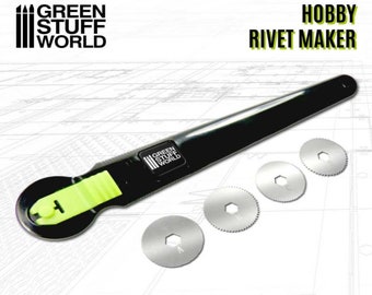 Puede incluir: Herramienta de fabricación de remaches de hobby negra y verde con cuatro discos de fabricación de remaches de metal de diferentes tamaños. La herramienta tiene un mango verde y el texto "GREEN STUFF WORLD" está impreso en la herramienta. El texto "HOBBY RIVET MAKER" está impreso encima de la herramienta.