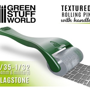 Könnte beinhalten: Grüne Walze mit Griff zum Erstellen einer Flagstone-Textur. Die Walze ist für Modelle im Maßstab 1/35 und 1/32, das heißt 54 mm und Militärmaßstab, konzipiert.