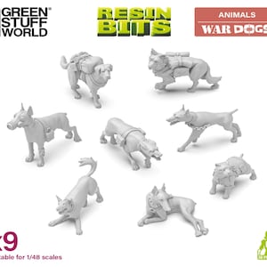Op de afbeelding: Negen onbeschilderde hars honden miniaturen, geschikt voor 1/48 schaalmodellen. De honden staan in verschillende poses en zijn uitgerust met uitrusting, waaronder rugzakken en gasmaskers. De tekst "ANIMALS WAR DOGS" is zichtbaar.