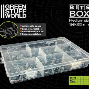 Op de afbeelding: Een transparante plastic opbergdoos met een afneembaar deksel en verstelbare dividers. De doos is gevuld met kleine metalen onderdelen en heeft een label met de tekst "BITS BOX" en "Medium size 195x130 mm". De doos heeft 8 rijen en 3 kolommen met vakken, voor in totaal 24 vakken.