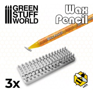 Puede incluir: Un paquete de tres bandejas de plástico blanco con filas de pequeñas puntas de lápiz de cera redondas grises. Un lápiz de cera amarillo y naranja con el texto "Wax Pencil" se muestra sobre las bandejas. El texto "GREEN STUFF WORLD" está en la esquina superior izquierda de la imagen. Un logotipo de abeja con el texto "WAX" está en la esquina inferior derecha de la imagen.