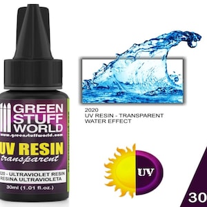 Op de afbeelding: Een flesje van 30 ml Green Stuff World UV-hars, transparant, voor het cre&euml;ren van watereffecten. De fles is zwart met een groen etiket en de tekst "UV Resin transparent" in wit. Het etiket bevat ook de tekst "2020 - Ultraviolet Resin Resina Ultravioleta" en "30ml (1.01 fl.oz.)".