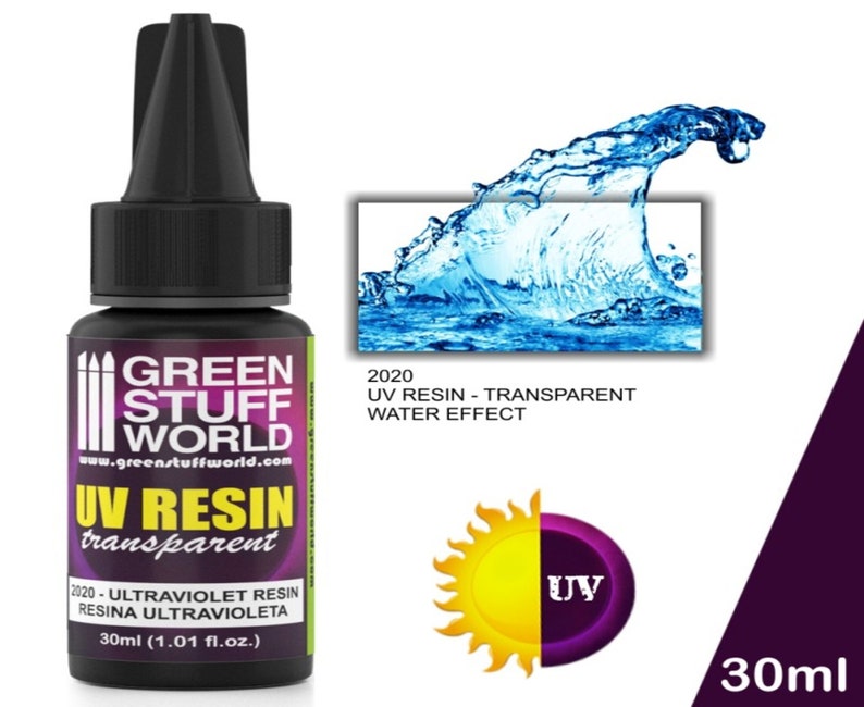 Op de afbeelding: Een flesje van 30 ml Green Stuff World UV-hars, transparant, voor het cre&euml;ren van watereffecten. De fles is zwart met een groen etiket en de tekst "UV Resin transparent" in wit. Het etiket bevat ook de tekst "2020 - Ultraviolet Resin Resina Ultravioleta" en "30ml (1.01 fl.oz.)".