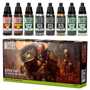 Puede incluir: Un juego de ocho frascos de pintura Green Stuff World de 17 ml que incluye tinta de lavado, tinta intensa y colores acrílicos, sobre una caja rectangular con una ilustración de un guerrero fantástico y el texto Chaotic Soldiers.
