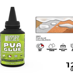 Peut inclure: Un flacon de colle PVA Green Stuff World de 125 grammes. Le flacon est noir avec une étiquette verte indiquant "PVA Glue Hobby & Craft Adhesive". L'étiquette comporte également des icônes pour un séchage rapide, une finition translucide, une colle multi-usages et non toxique.
