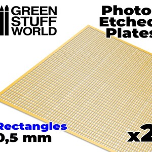 Puede incluir: Dos placas fotograbadas doradas con un patrón de rejilla de rectángulos de 0,5 mm. Las placas están etiquetadas como "Photo-Etched Plates" y "x2".