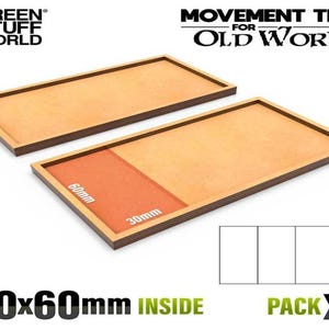 Pode incluir: Duas bandejas de movimento de madeira castanho para jogos de tabuleiro. Cada bandeja mede 120 mm x 60 mm por dentro e tem uma sec&ccedil;&atilde;o laranja de 30 mm x 60 mm. As bandejas s&atilde;o etiquetadas como "Movement Tray for Old World" e "Pack x2".