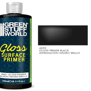Puede incluir: Una botella negra de imprimación de superficie brillante Green Stuff World. La botella está etiquetada con el nombre del producto y el texto "4692 - Imprimación brillante negra/Negro Brillo" y "240ml (8.11 fl.oz.)".