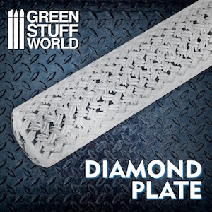 Op de afbeelding: Een witte, plastic deegroller met een diamantplaatpatroon. De deegroller ligt op een blauw en zwart, getextureerd oppervlak. De tekst "GREEN STUFF WORLD" en "DIAMOND PLATE" is zichtbaar in de afbeelding.