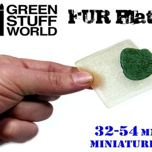 Puede incluir: Una placa FUR Plate de plástico texturizado blanco para miniaturas de 32-54 mm. La placa tiene un parche de piel texturizado verde.