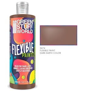 Può includere: Una bottiglia marrone di vernici flessibili Green Stuff World, con tappo trasparente. L'etichetta presenta il testo "FLEXIBLE PAINTS" e "DARK EARTH COLOR". La bottiglia contiene 240 ml di vernice, adatta per materiali cosplay.