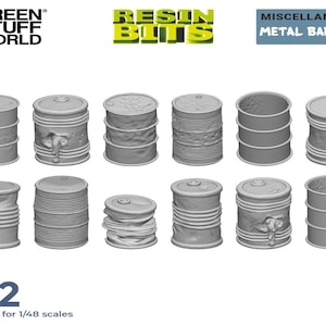 Peut inclure: Douze fûts en métal en résine à l'échelle 1/48, dans différents états d'usure. Les fûts sont gris et ont une surface texturée. Les fûts sont adaptés à la construction de modèles et aux jeux miniatures.