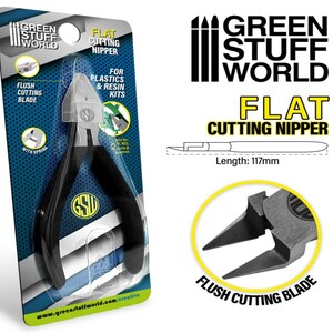 Könnte beinhalten: Eine schwarze und silberne Flachschneiderzange mit einer bündigen Schneide. Die Zange ist 117 mm lang und in einer durchsichtigen Plastik-Blisterverpackung mit blauem und grünem Hintergrund verpackt. Die Verpackung enthält den Text "Green Stuff World" und "Flachschneiderzange".