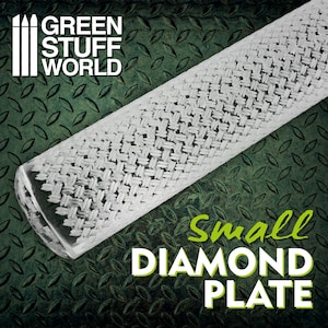 Peut inclure: Un rouleau à pâtisserie en plastique blanc avec un motif en petit losange. Le rouleau à pâtisserie est étiqueté "Small Diamond Plate".