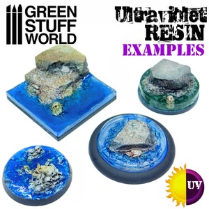 Op de afbeelding: Vier voorbeelden van miniatuurbases gemaakt met UV-hars. De bases zijn rond en vierkant en tonen verschillende sc&egrave;nes met rotsen, water en schedels. De bases zijn gemaakt van helder hars met een blauwe tint. De bases staan ​​allemaal op een witte achtergrond. De tekst "Ultraviolet Resin Examples" is zichtbaar in de afbeelding.